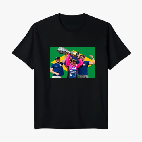 Camiseta com estampa frontal de três pessoas celebrando com um troféu acima de suas cabeças, em frente a uma bandeira estilizada ao fundo.