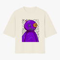 Camiseta com estampa frontal de figura abstrata roxa com cabeça redonda, olhos cruzados, boca costurada, sobre fundo com linhas onduladas pretas.