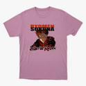 Camiseta com estampa frontal de personagem de anime com expressão intensa abaixo de texto grande e estilizado, incluindo título e caracteres japoneses.