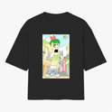 Camiseta com estampa frontal de uma personagem de cabelo verde em posição destacada, com um sol sorridente e prédios ao fundo sob um céu claro.