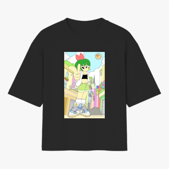 Camiseta com estampa frontal de uma personagem de cabelo verde em posição destacada, com um sol sorridente e prédios ao fundo sob um céu claro.