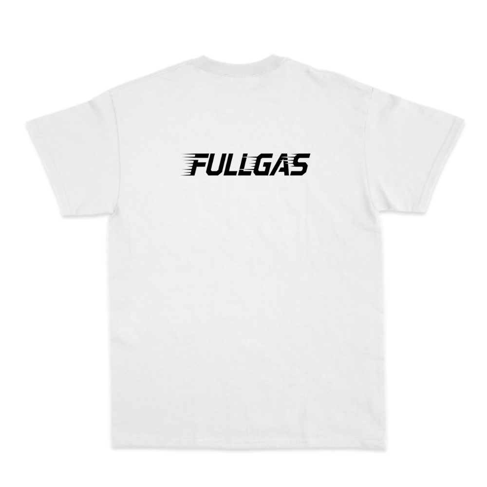 Camiseta com estampa frontal de carro com efeito de velocidade ao lado da palavra "FULLGAS" estilizada e estampa traseira de texto "FULLGAS" estilizado.