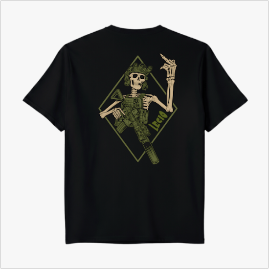 Camiseta com estampa frontal de mão levantada com dedo médio erguido e texto "Lego", e estampa traseira de esqueleto segurando rifle em losango com "Lego".