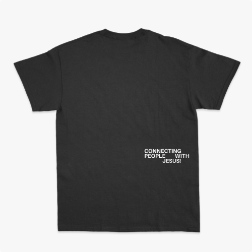 Camiseta com estampa frontal de letras estilizadas formando "LAB" no peito e estampa traseira de frase "CONNECTING PEOPLE WITH JESUS!" no canto inferior.