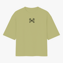 Camiseta com estampa frontal de duas chaves cruzadas detalhadas, e estampa traseira de uma mão levantada ao lado da frase "FIRMEZA! primeiro se firma, depois se caminha.".