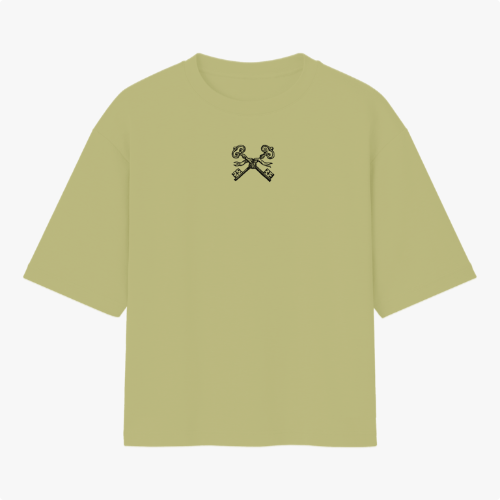 Camiseta com estampa frontal de duas chaves cruzadas detalhadas, e estampa traseira de uma mão levantada ao lado da frase "FIRMEZA! primeiro se firma, depois se caminha.".