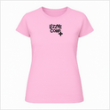 Camiseta com estampa frontal de texto estilizado "LYZZYE CORP" acompanhado por um pequeno símbolo geométrico logo abaixo do texto centralizado.