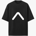 Camiseta com estampa frontal de símbolo minimalista em forma de flecha e estampa traseira de fotografia de oceano com coordenadas no rodapé.