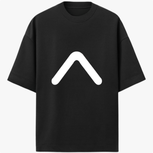 Camiseta com estampa frontal de símbolo minimalista em forma de flecha e estampa traseira de fotografia de oceano com coordenadas no rodapé.