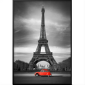 Quadro com estampa de fotografia da Torre Eiffel em preto e branco, destacando um carro vintage em vermelho na parte inferior central da imagem.