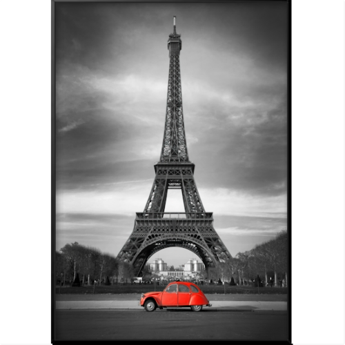 Quadro com estampa de fotografia da Torre Eiffel em preto e branco, destacando um carro vintage em vermelho na parte inferior central da imagem.