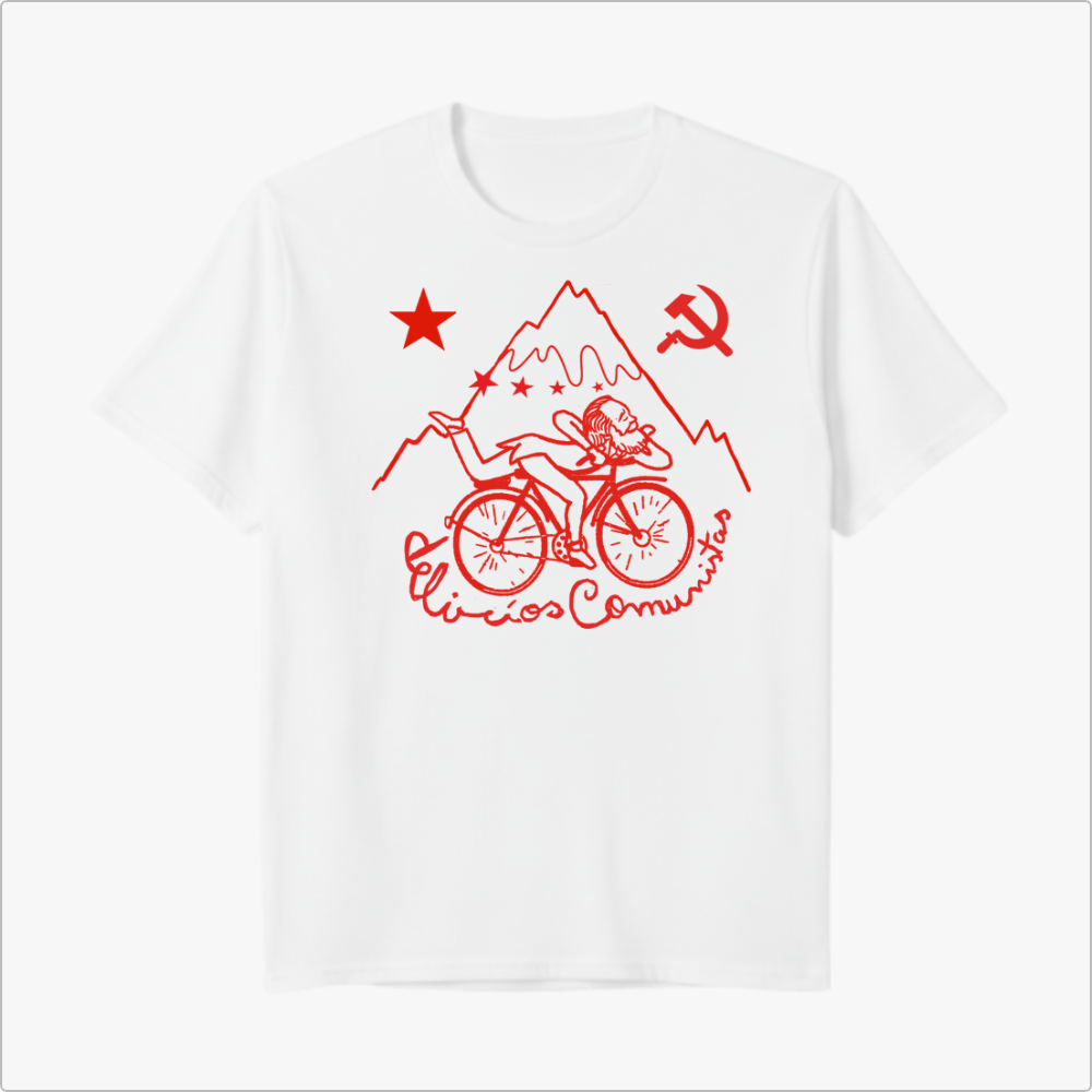 Camiseta com estampa frontal de montanha, ciclista deitado sobre bicicleta, estrelas, foice e martelo, estrela solitária e texto "Ciclistas Comunistas".