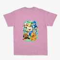 Camiseta com estampa frontal de uma inicial estilizada e estampa traseira com vários personagens icônicos de jogos e animações em um agrupamento vibrante.