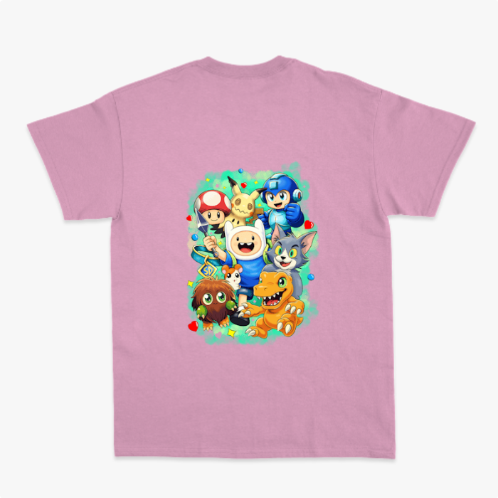 Camiseta com estampa frontal de uma inicial estilizada e estampa traseira com vários personagens icônicos de jogos e animações em um agrupamento vibrante.