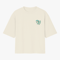 Camiseta com estampa frontal de um cavalo estilizado em linhas curvas acompanhado por caracteres dispostos em arco próximo à figura.
