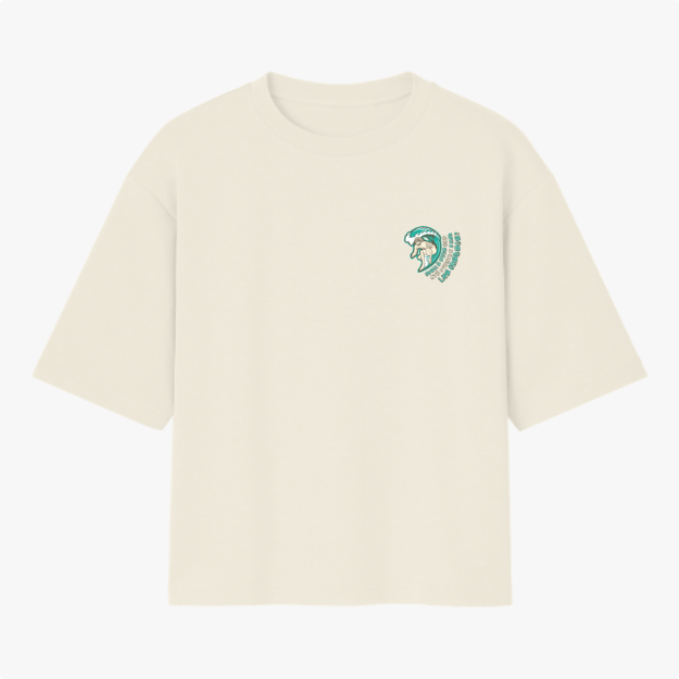 Camiseta com estampa frontal de um cavalo estilizado em linhas curvas acompanhado por caracteres dispostos em arco próximo à figura.