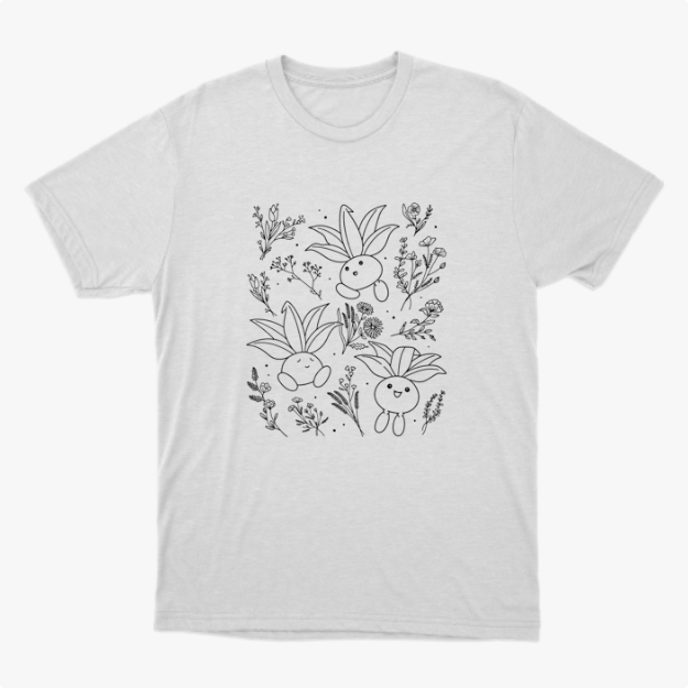 Camiseta com estampa frontal de desenhos sorridentes de criaturas vegetais estilizadas, cercadas por delicados detalhes de flores e folhagens diversas.