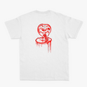 Camiseta com estampa frontal de "No Mercy Club" estilizado e estampa traseira de cobra com detalhes tribais e efeito gráfico de tinta escorrendo.