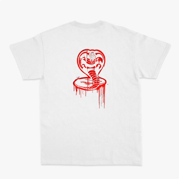 Camiseta com estampa frontal de "No Mercy Club" estilizado e estampa traseira de cobra com detalhes tribais e efeito gráfico de tinta escorrendo.