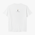 Camiseta com estampa frontal de contorno de figuras icônicas abraçando um bebê e texto abaixo, e estampa traseira de logo estilizado com coroa acima de texto.