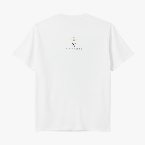 Camiseta com estampa frontal de contorno de figuras icônicas abraçando um bebê e texto abaixo, e estampa traseira de logo estilizado com coroa acima de texto.