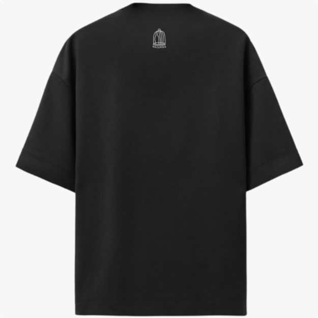 Camiseta com estampa frontal de dois personagens sentados com um dispositivo, um dos personagens sorridente e mãos aos ombros, e estampa traseira de gaiola minimalista com texto pequeno.