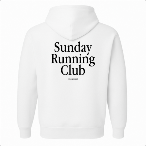 Moletom com estampa frontal de texto simples "Sunday Running Club" no peito e estampa traseira maior com o mesmo texto com adicional "ninexproject".