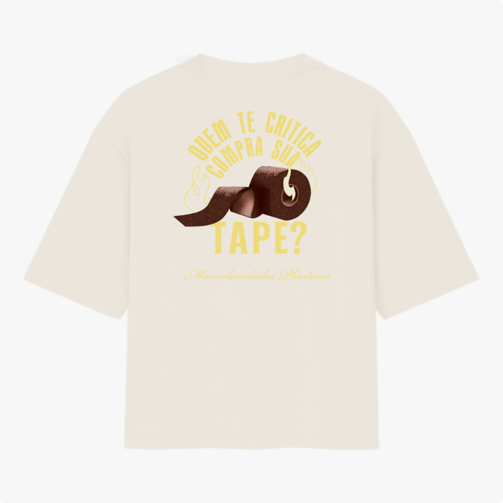 Camiseta com estampa frontal de símbolo abstrato com pontas estilizadas e estampa traseira de texto criativo sobre imagem de fita em tom audacioso.