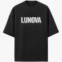 Camiseta com estampa frontal de "LUNOVA" em letras grandes e efeito desgastado, e estampa traseira de um olho detalhado entre "OPEN YOUR EYES".