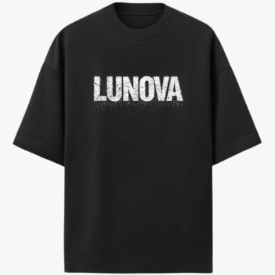 Camiseta com estampa frontal de "LUNOVA" em letras grandes e efeito desgastado, e estampa traseira de um olho detalhado entre "OPEN YOUR EYES".