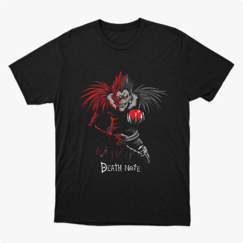 Camiseta com estampa frontal de figura sombria, cabelos espetados estilizados, segurando uma maçã, acompanhada de texto estilizado abaixo.