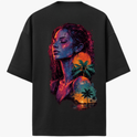 Camiseta com estampa frontal de círculo minimalista e estampa traseira de retrato feminino artístico em tons vibrantes com palmeiras e pôr do sol ao fundo.