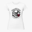 Camiseta com estampa frontal de caveira envolta por uma coroa de folhas, acompanhada de rosa vermelha e frase "Memento Mori" em estilo gótico.