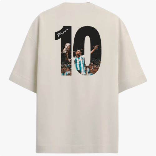 Camiseta com estampa traseira de número grande "10" ilustrando jogador em ação segurando troféu, com assinatura sobreposta e multidão ao fundo.