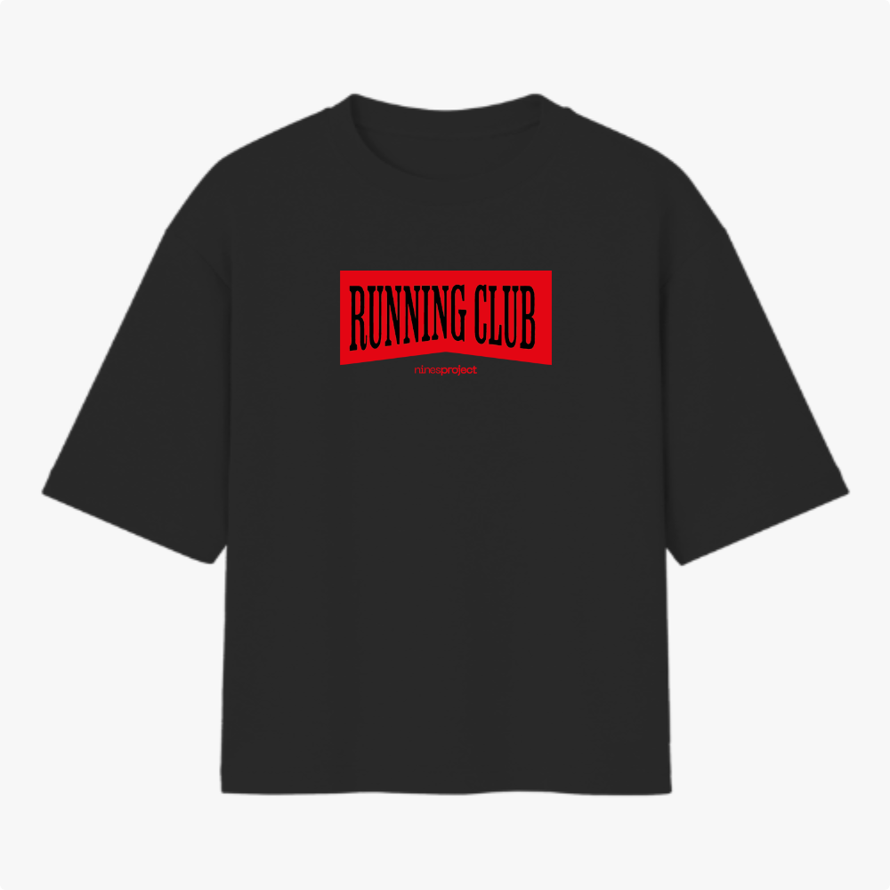 Camiseta com estampa frontal de "RUNNING CLUB" em destaque dentro de um retângulo, acompanhada da inscrição menor "ninesproject" logo abaixo.
