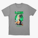 Camiseta com estampa frontal de personagem anime segurando um frasco, envolto em elementos científicos e letras "Dr. Stone" acima e "E=MC²" abaixo.