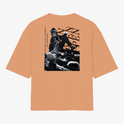 Camiseta com estampa frontal de logo com touros em combate e escrita pequena; estampa traseira de piloto de automobilismo em cima de carro e tipografia vertical.