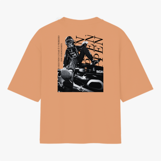 Camiseta com estampa frontal de logo com touros em combate e escrita pequena; estampa traseira de piloto de automobilismo em cima de carro e tipografia vertical.