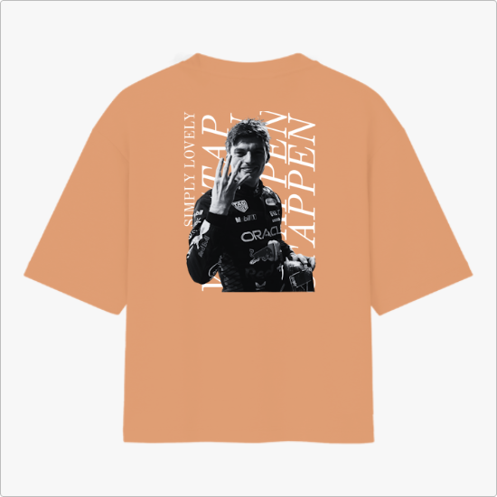 Camiseta com estampa frontal de um logotipo e nome em tamanho pequeno e estampa traseira de um piloto em ação com texto estilizado ao fundo.