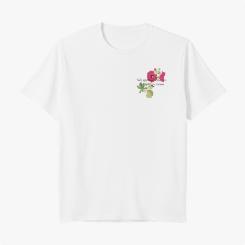 Camiseta com estampa frontal de flores delicadas acompanhadas da inscrição "Nós que aqui estamos".