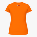 Camiseta com estampa frontal de gato com chapéu de mago, lendo um livro cercado por cristais e névoa; estampa traseira com pequeno logotipo textual.