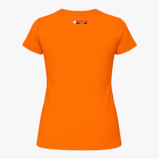 Camiseta com estampa frontal de gato com chapéu de mago, lendo um livro cercado por cristais e névoa; estampa traseira com pequeno logotipo textual.
