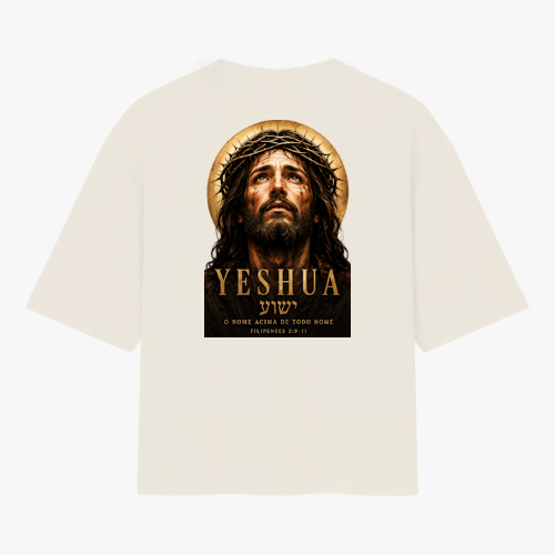 Camiseta com estampa frontal de um rosto com coroa de espinhos e halo, acompanhada das inscrições "YESHUA", um texto em hebraico e referência bíblica.