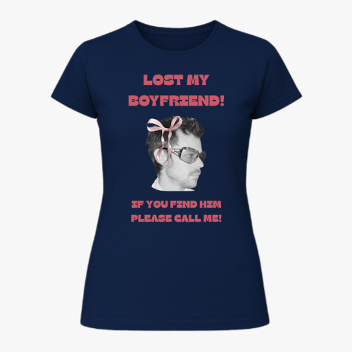 Camiseta com estampa frontal de rosto masculino em preto e branco com laço rosa na cabeça, acompanhada dos textos "LOST MY BOYFRIEND!" e "IF YOU FIND HIM PLEASE CALL ME!".