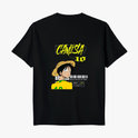 Camiseta com estampa frontal de pequeno logotipo estilizado no peito e estampa traseira de personagem com chapéu de palha, texto “Camisa 10” e detalhes gráficos.