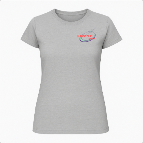 Camiseta com estampa frontal de logo estilizado com elemento circular e detalhes pontiagudos e estampa traseira de esfera central e orbitais entrelaçados.