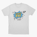 Camiseta com estampa frontal de um emblema em estilo de quadrinhos com as palavras "SUPER PAI", seguido por "MEU AMIGO, MEU EXEMPLO, MEU HERÓI".