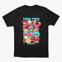 Camiseta com estampa frontal de personagens chibi usando diferentes chapéus rosa e azul, acompanhados de letras estilizadas em um tom vibrante.