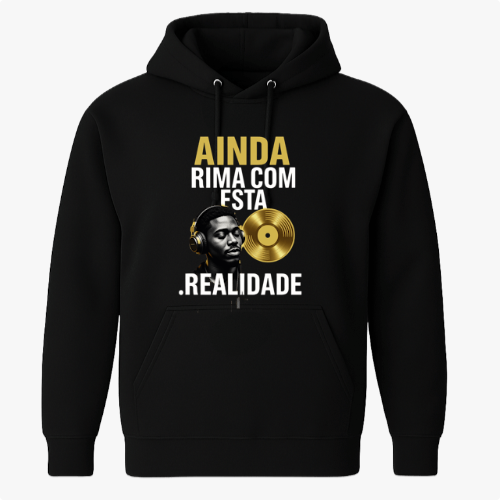 Moletom com estampa frontal de rosto masculino com fones de ouvido perto de um disco dourado, acompanhada da frase "AINDA RIMA COM ESTA REALIDADE".