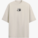 Camiseta com estampa frontal de uma ilustração detalhada de personagem com máscara e cabelo desordenado e estampa traseira de um herói imponente em cenário urbano.